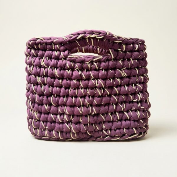 Grand sac crochet fait main Azura Byzance en yarn t-shirt violet prune et fil doré, Cocon Doux Crochet.