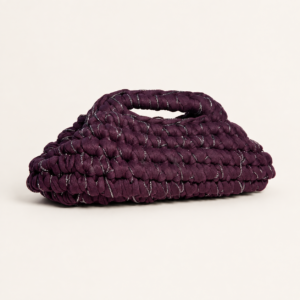 Pochette de soirée crochet violette Iris Amethyst en yarn t-shirt violet prune et fil argenté, Cocon Doux Crochet.