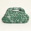 Pochette de soirée crochet verte Mila Emerald en yarn t-shirt vert et blanc, Cocon Doux Crochet.