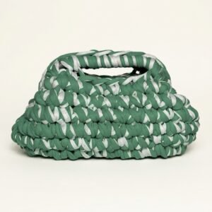 Pochette de soirée crochet verte Mila Emerald en yarn t-shirt vert et blanc, Cocon Doux Crochet.