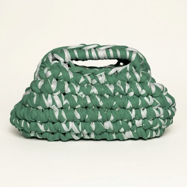 Pochette de soirée crochet verte Mila Emerald en yarn t-shirt vert et blanc, Cocon Doux Crochet.
