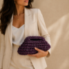 Pochette de soirée crochet violette Iris Amethyst en yarn t-shirt violet prune et fil argenté, Cocon Doux Crochet.